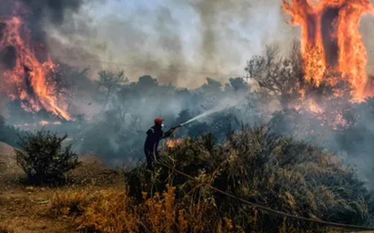 Europa sofre com incêndios florestais e Oriente Médio registra índice de calor que pode matar