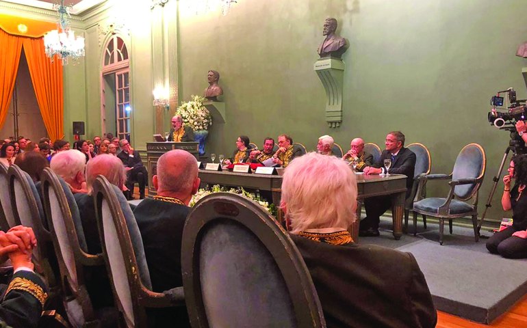 Cacá Diegues toma posse na ABL e afirma, em seu discurso, sobre o Brasil de hoje: “Há um desejo latente de valorizar a vulgaridade”