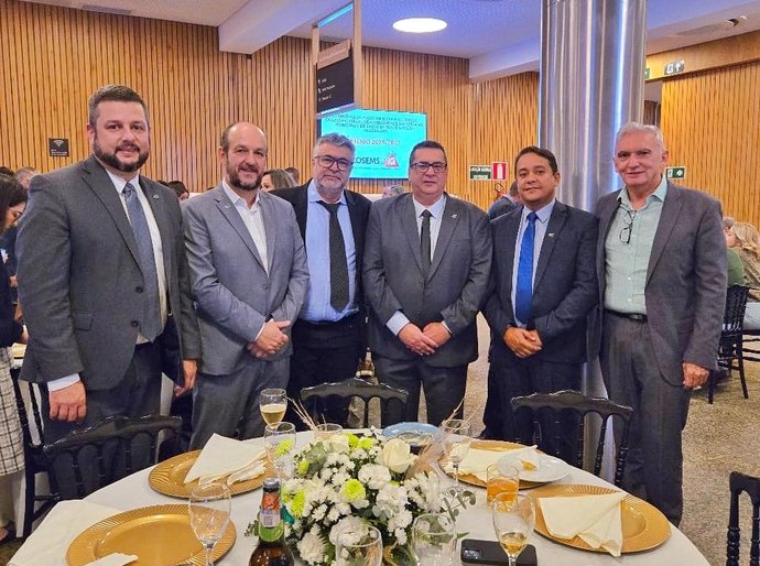 Rodrigo Buarque participa de posse da nova Diretoria do Cosems-MG