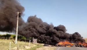 Moradores protestam contra falta de água no município de Poço Redondo; trecho de rodovia está bloqueado