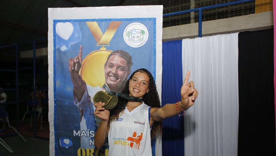 Conquista para Coruripe: Prefeito homenageia Maísa Silva, campeã nacional de atletismo, e anuncia construção de Vila Olímpica