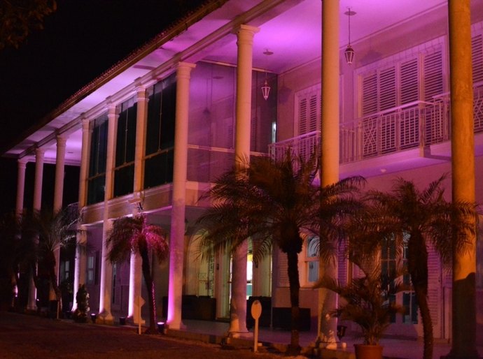 Prédio histórico na Gruta ganha iluminação em apoio ao Outubro Rosa