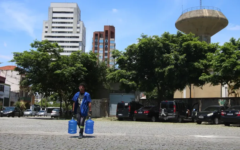 Após privatização, Sabesp registra mais receita, demissão e vazamentos