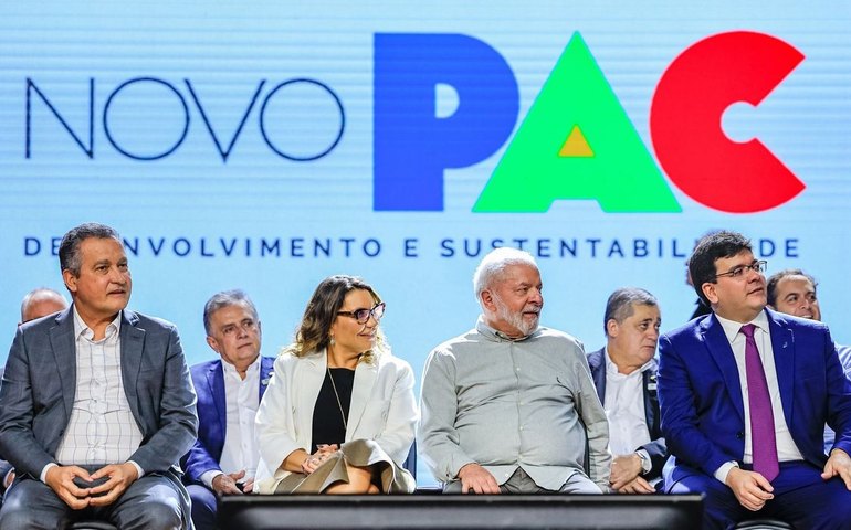 Dilma merece pedido de desculpas por impeachment, diz Lula