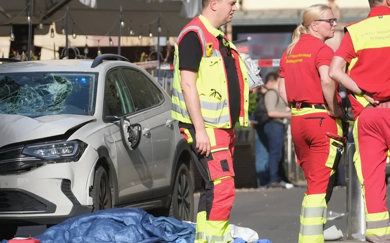 Motorista atropelou pessoas em uma área comercial na Alemanha, matando duas.