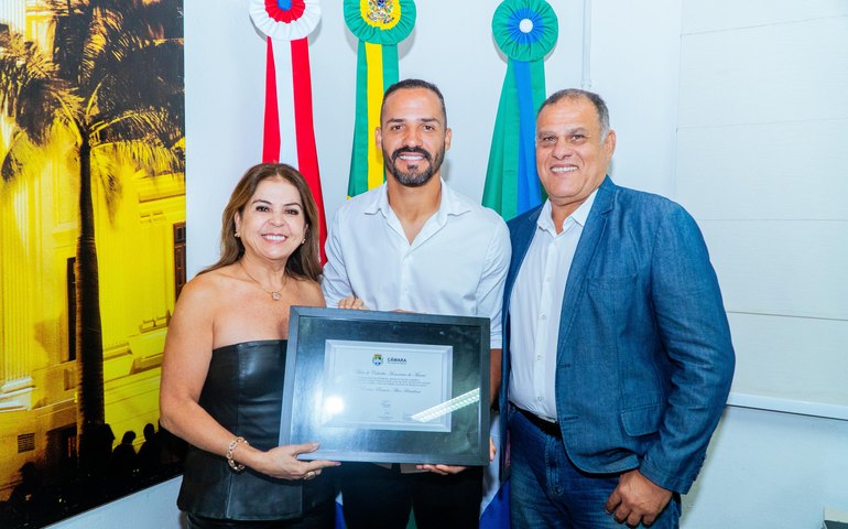 Câmara Municipal entrega Título de Cidadão Honorário de Maceió ao jogador Anselmo Ramon