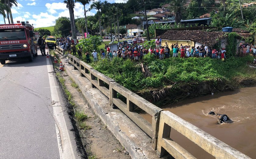 Carro cai de ponte dentro de rio em Atalaia