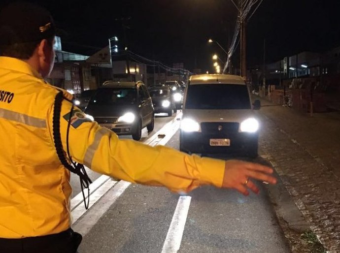 SMTT orienta sobre tráfego irregular em ciclovia