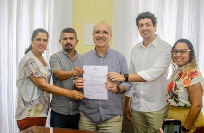 Prefeito Ronaldo Lopes assina ordem de serviços para Casa do Empreendedor de Penedo