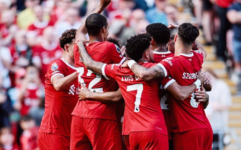 Liverpool sofre, mas derrota o Crystal Palace por 1 a 0 e se garante no topo do Inglês