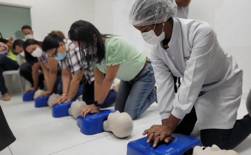 Profissionais do PAM Salgadinho participam de treinamento sobre parada cardiorrespiratória