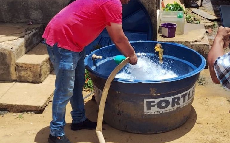 Prefeitura faz carreata para anunciar carro-pipa no conjunto habitacional Brivaldo Medeiros após 9 dias sem água; vídeo