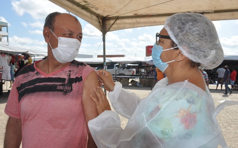 Prefeitura de Piranhas promove mutirão da vacinação durante feira livre do município