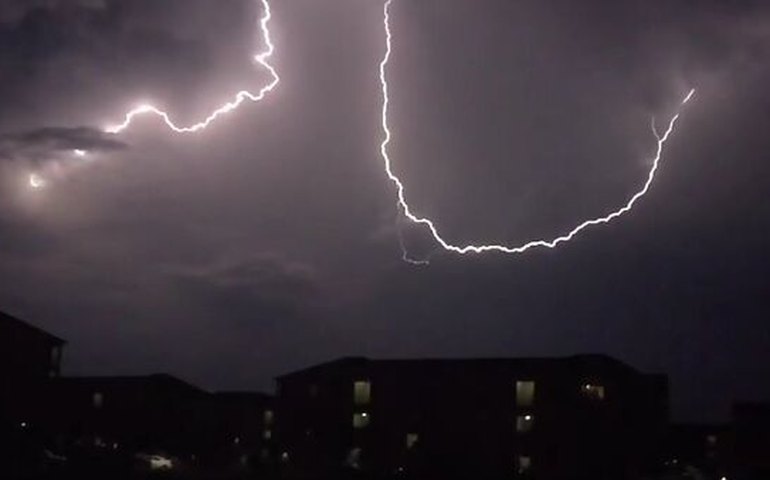 Seis pessoas morrem em desabamento de pavilhão atingido por raio na China