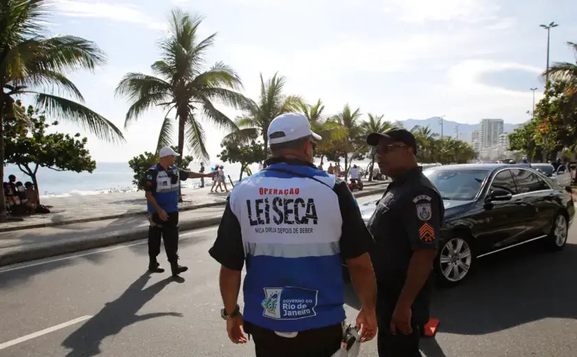 Motorista embriagado fura blitz, avança semáforo, colide em viatura e é detido pela Operação Lei Seca, em Maceió