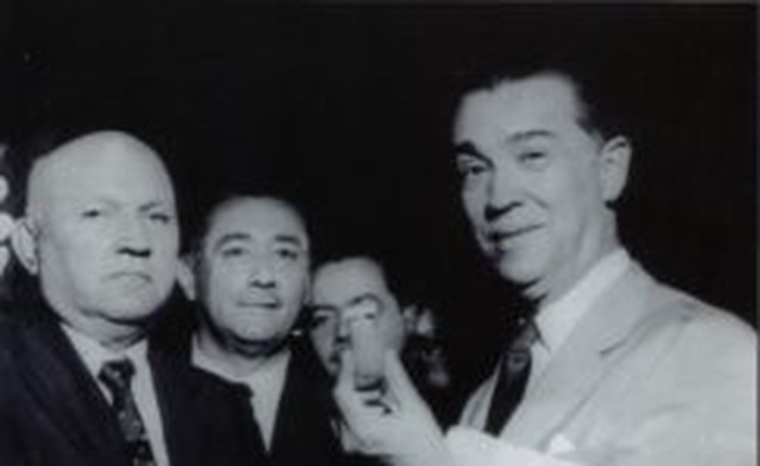 O empresário José Otávio Moreira (E) entrega uma mostra de petróleo ao então presidente Juscelino Kubitschek