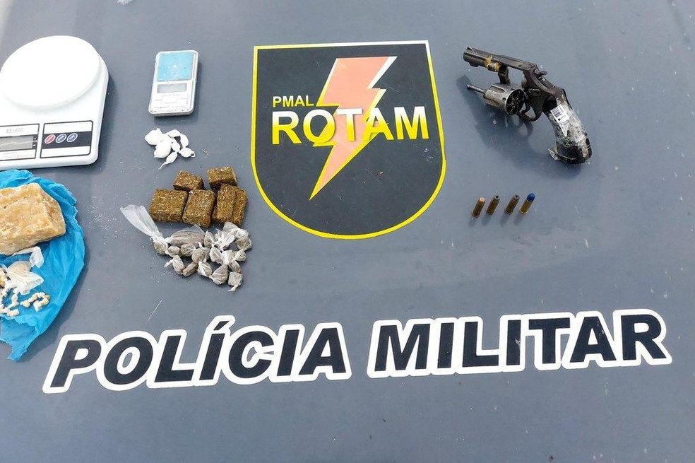 Polícia Militar apreende drogas, arma e prende suspeito de 19 anos em operação da Rotam em Rio Largo