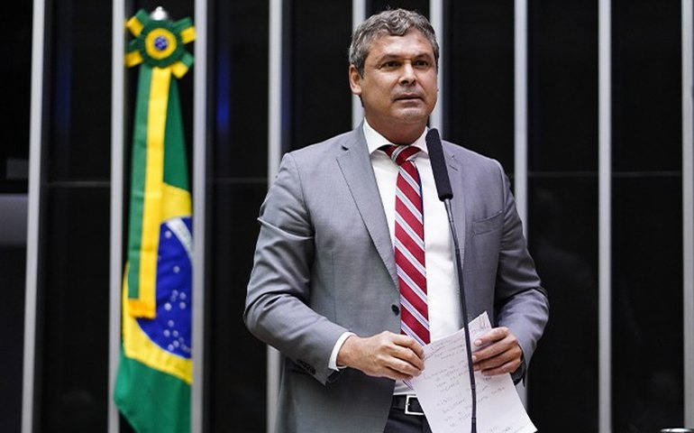 Governo tem que lançar logo MP alternativa ao IOF, diz Lindbergh