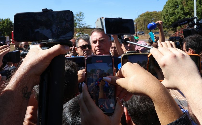“Nunca vi um na vida”, diz Bolsonaro sobre pendrive achado no banheiro