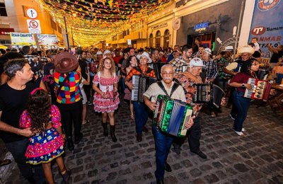Arrasta Pé leva cultura, tradição e multidão para bairro de Jaraguá