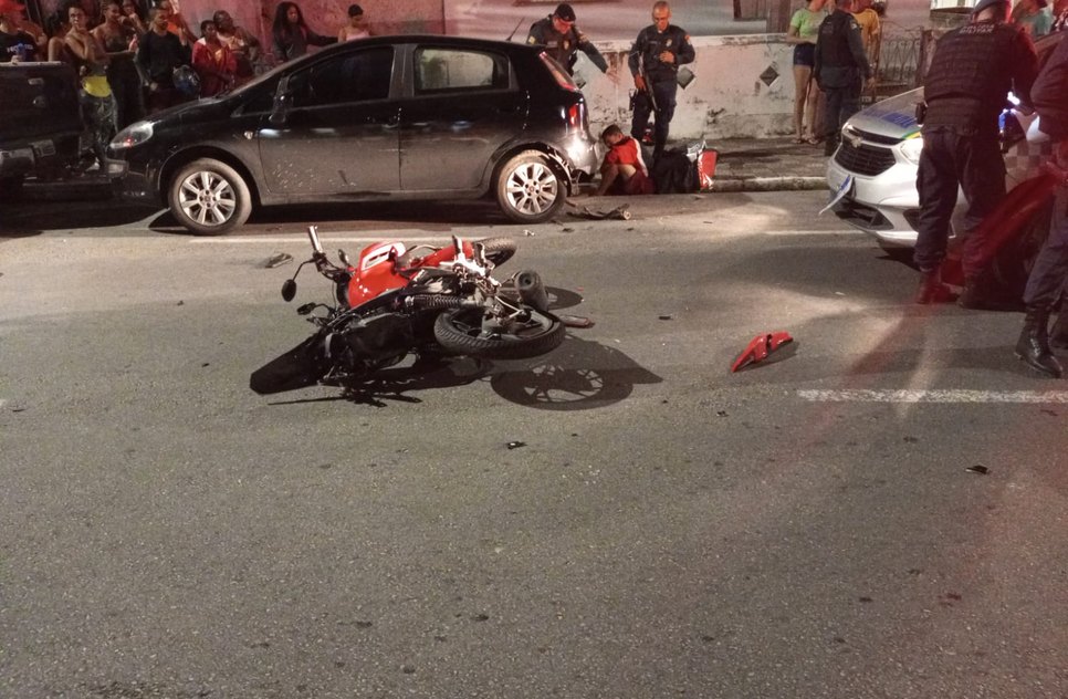 Entregador é perseguido por policiais e sofre acidente em Aracaju