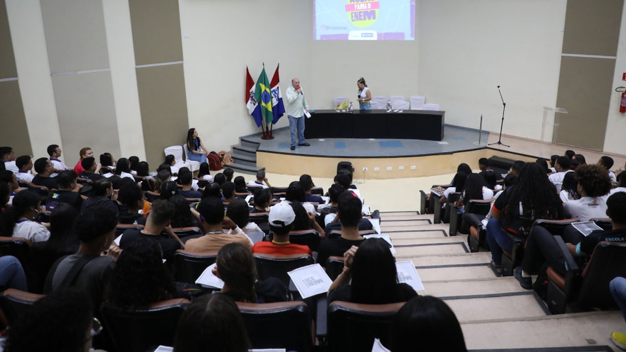 Estudantes de Rio Largo lotam auditório da Reitoria da Ufal em aulão de revisão para o Enem