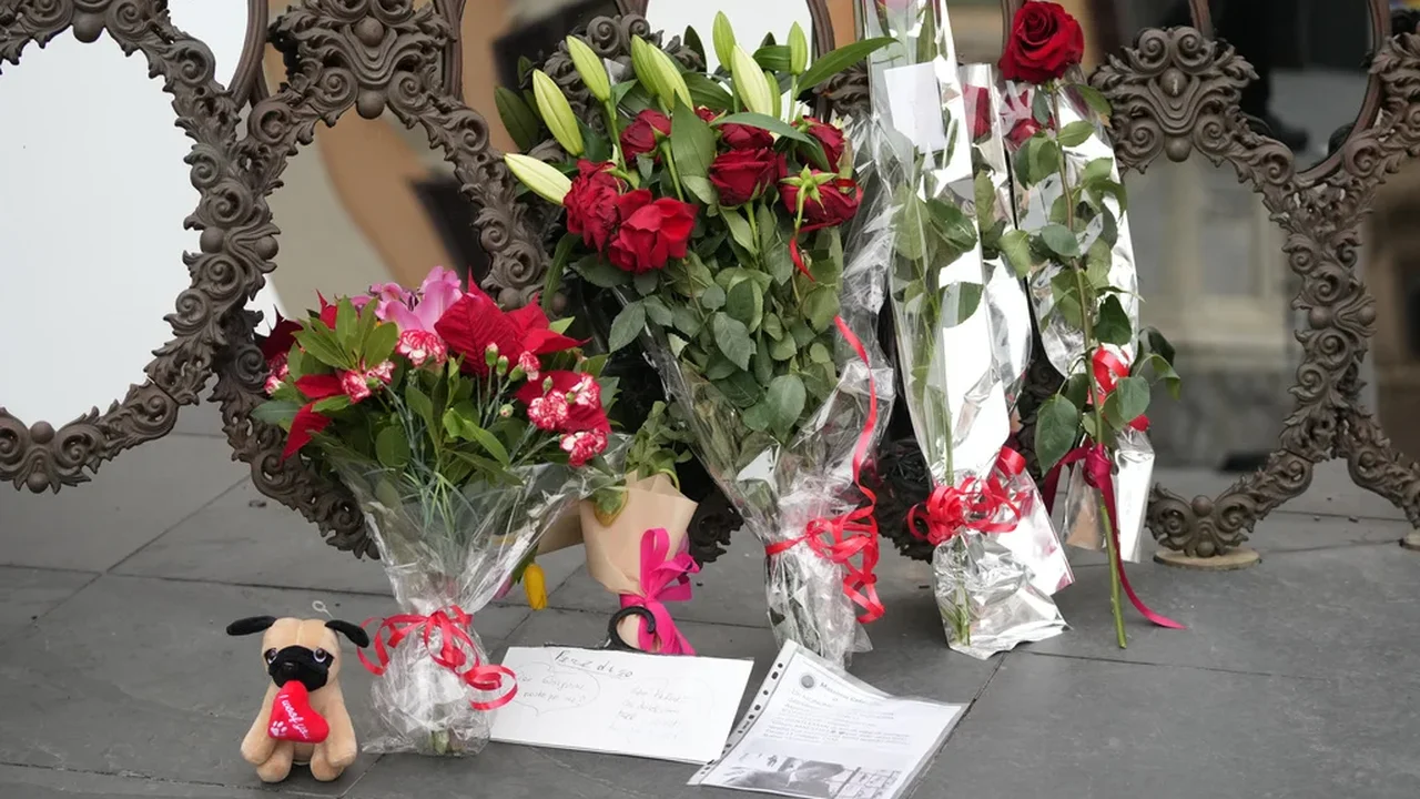 Roma presta suas últimas homenagens ao 'imperador' da moda Valentino em um velório público de dois dias.