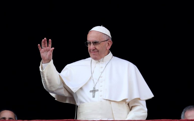 Papa pede que pais não condenem filhos gays e sugere ‘ajuda psiquiátrica’