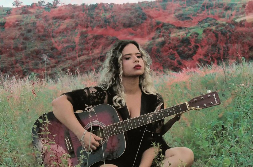 Suzi Mariana leva seu show acústico autoral à FliPenedo 2025