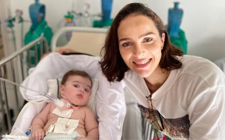 Letícia Cazarré é criticada com filha na UTI: 'Acham absurdo eu estar trabalhando'