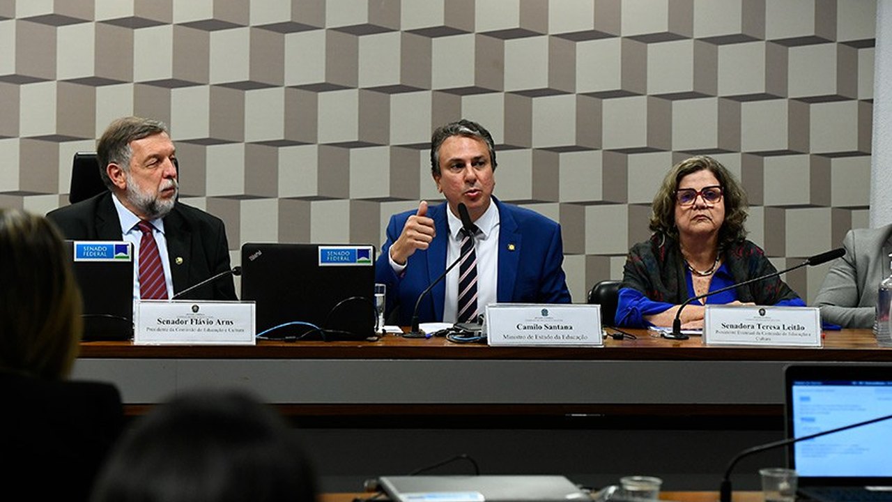 Ensino médio: ministro entrega à CE resultado de consulta pública