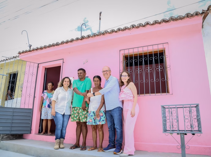 Prefeito Ronaldo Lopes entrega casas recuperadas pelo Programa Melhorias Habitacionais