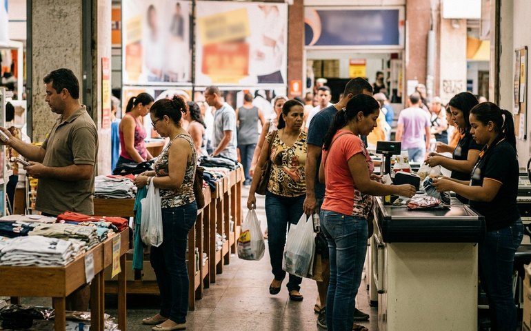 Com queda do dólar, comércio cresce 0,5% em março e amplia recorde