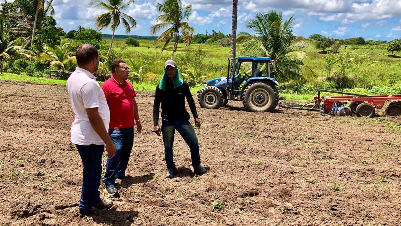 Agricultores recebem apoio da Prefeitura de Penedo para trabalho no campo