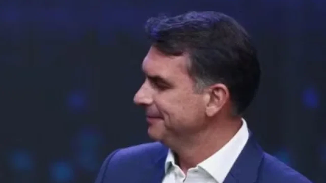 Flávio se manifesta durante fala de Lula, que acusa candidato de zombaria