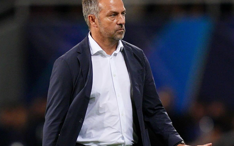 Hansi Flick defende arbitragem após duras críticas do Real Madrid: 'Temos de protegê-los'