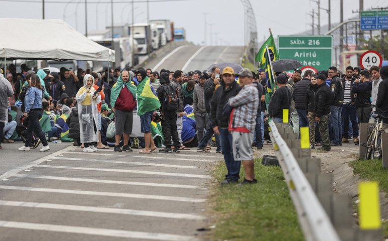Bloqueios trazem risco de desabastecimento e falta de combustíveis, diz CNI