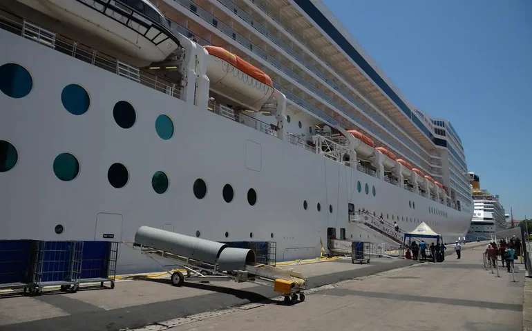 Passageiro fica ferido após parte de toboágua se romper em cruzeiro no Caribe