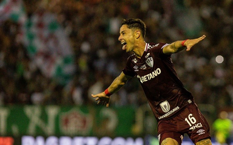 Flu arranca vitória contra o Fortaleza e cola no G4 do Brasileirão