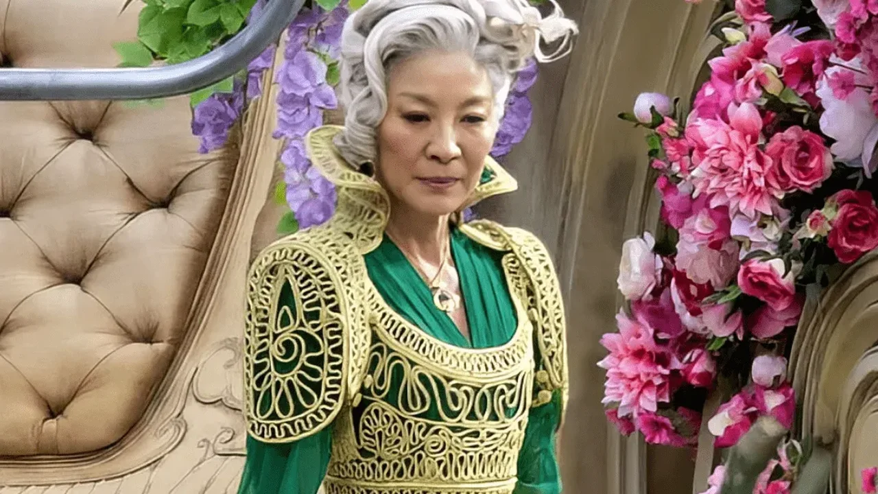 Liberada a primeira imagem de Michelle Yeoh caracterizada nos bastidores do filme 'Wicked'