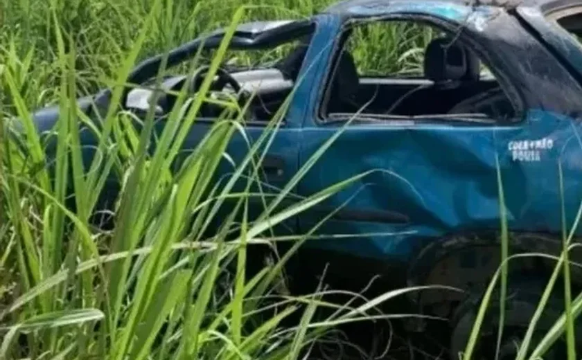 Homem morre e duas pessoas ficam feridas em capotamento na AL-105