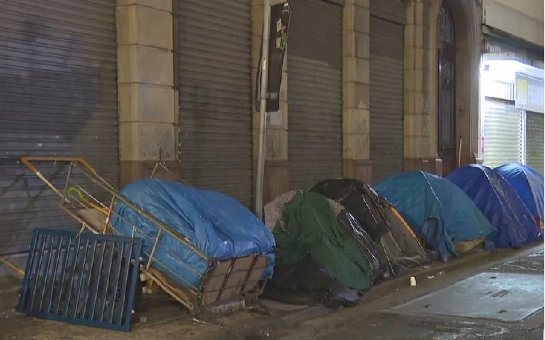 Prefeitura faz moradores de rua desmontarem barracas durante o dia