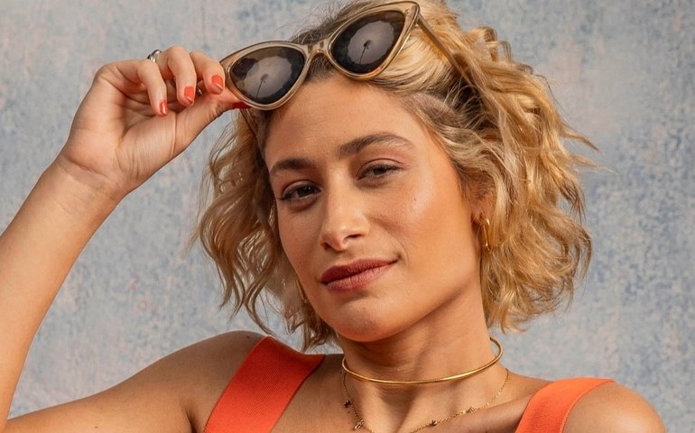 Atriz de 'Rancho Fundo' posta foto rara com pais famosos; veja