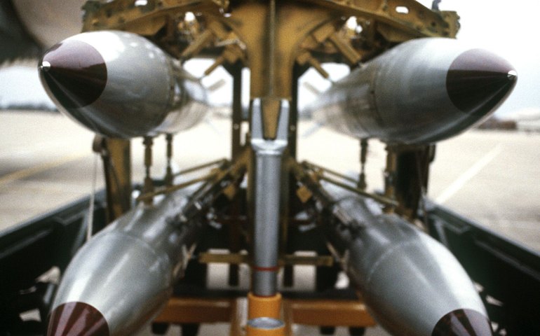 EUA continuam a violar compromissos de não proliferação nuclear na Europa, alerta analista militar