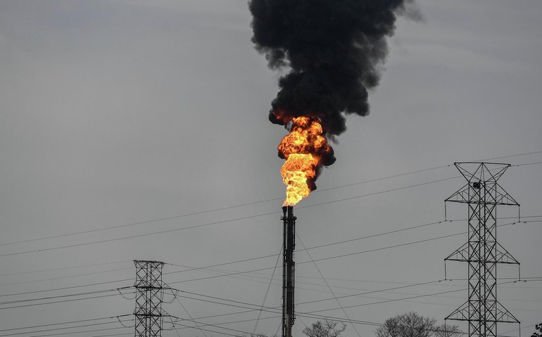 EUA autorizam transações com bancos venezuelanos e negociações comerciais com Caracas