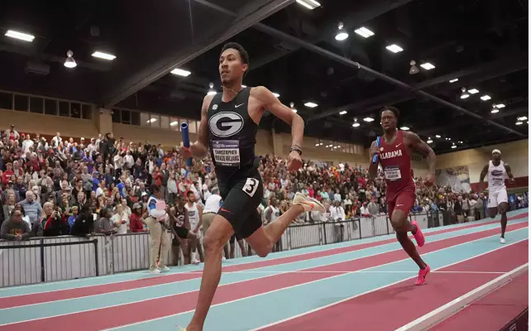 Canadense de 19 anos bate recorde mundial indoor dos 400 m rasos