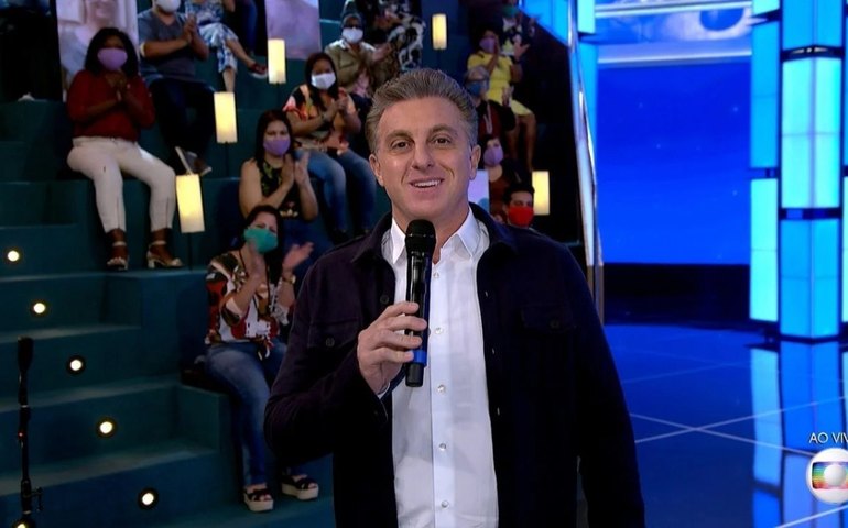Luciano Huck cumpre desafio e se apresenta com filha no &#8216;Dança dos Famosos&#8217;