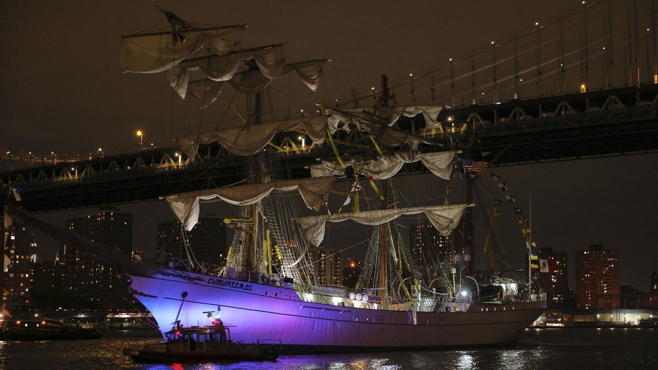 Navio da Marinha do México bate na ponte do Broonklyn em Nova York (VÍDEO)