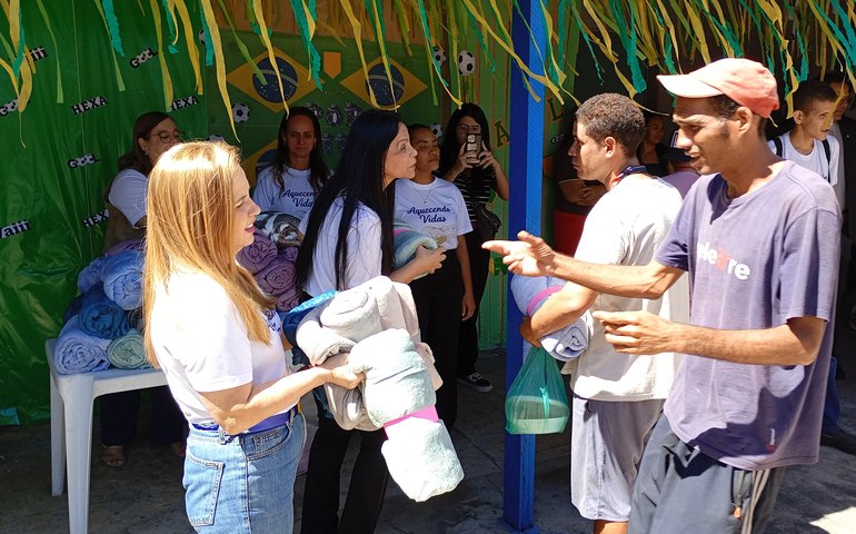 Pessoas atendidas pelos Centros Pop recebem cobertores em Maceió