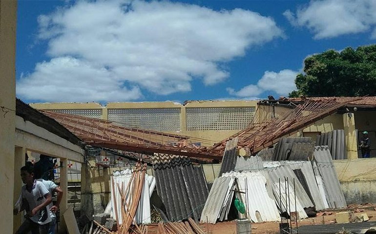 Parte do teto da Escola Graciliano, em Palmeira, desaba e deixa alunos em pânico